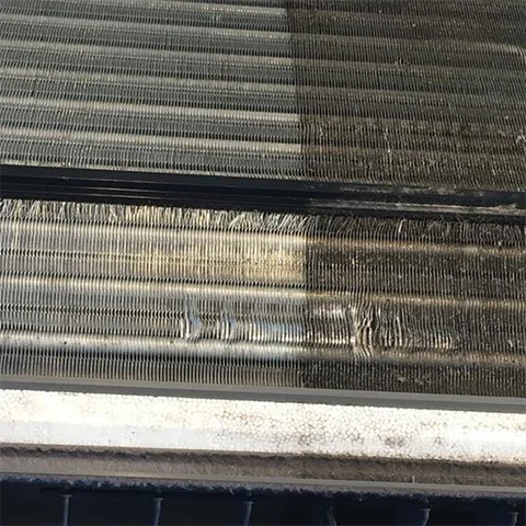 Innsiden av en varmepumpe full av støv og skitt